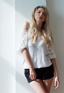 年輕漂亮的時(shí)髦女孩的畫像