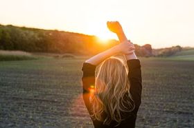 年轻的女人喜欢太阳的光芒