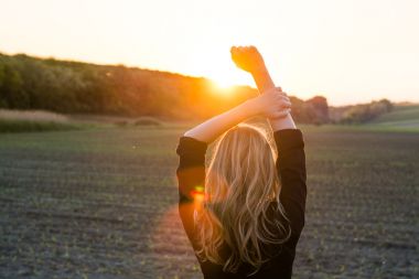 年轻的女人喜欢太阳的光芒
