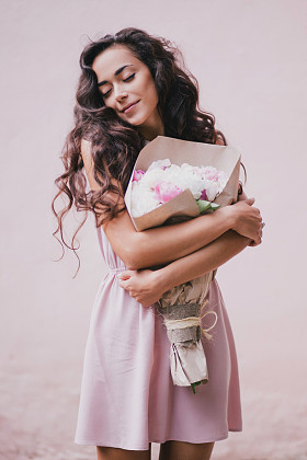 一束牡丹的漂亮女孩照片