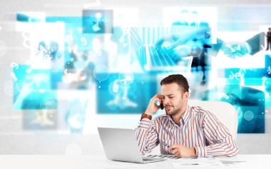 商業(yè)人士辦公桌與現(xiàn)代科技背景圖像