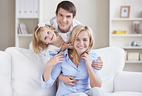 一个幸福的家庭在家