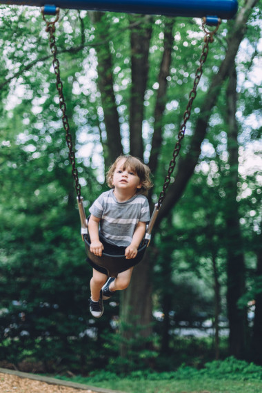 年輕的小孩男孩在公園肖像