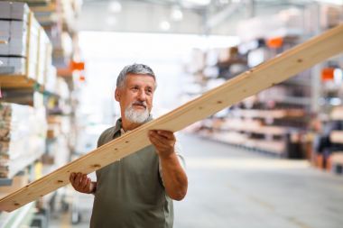 人在買建筑木材的 diy 店