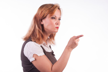 指向的金發(fā)女人