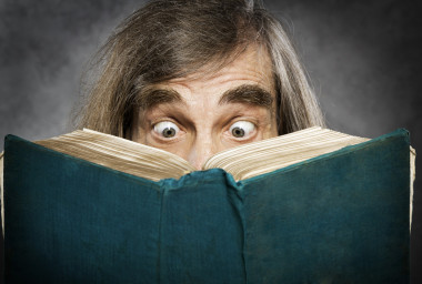 高級閱讀本打開的書，驚訝的老人，令人驚異的目光看空白封面