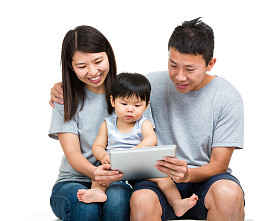 亚洲家庭与母亲、 父亲和宝贝儿子使用平板电脑忘了
