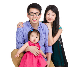 亚洲家庭与母亲、 父亲和孩子的女儿