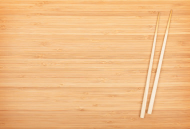 寿司筷子竹桌上