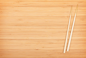 寿司筷子竹桌上