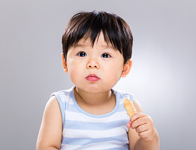 小男孩吃饼干