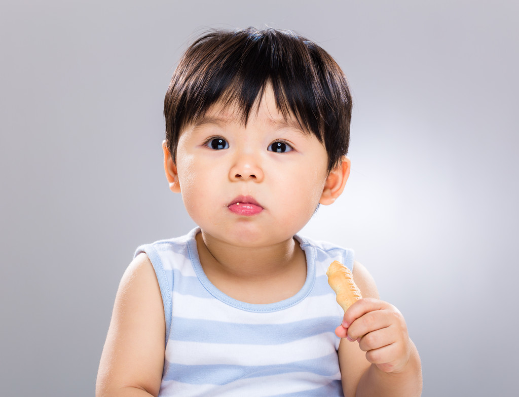 小男孩吃饼干