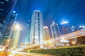 在晚上的未来派城市建筑