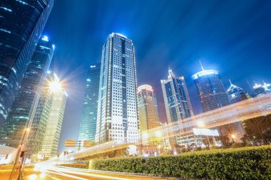 在晚上的未来派城市建筑 在晚上的未来派城市建筑