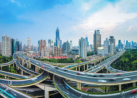 在黄昏的城市高架的路交界处图片