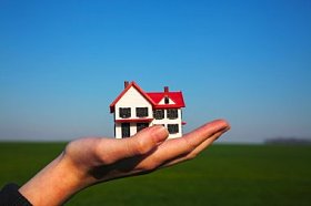 手拿着的住宅建筑模型