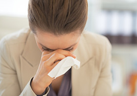 生病的女商人在工作照片