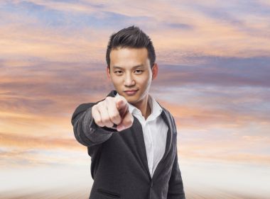 指着楼前的商人图片