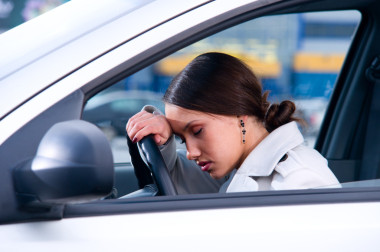 美麗的女人睡在一輛車圖片