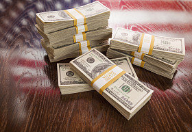 用桌子上的美国国旗反射几千美元