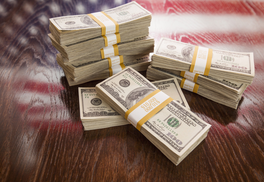 用桌子上的美国国旗反射几千美元