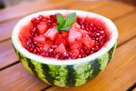 新鲜多汁的西瓜装饰心件和 pomegrana