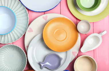 不同餐具在木制的背景图片