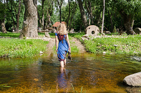 女人去一步一步滔滔水