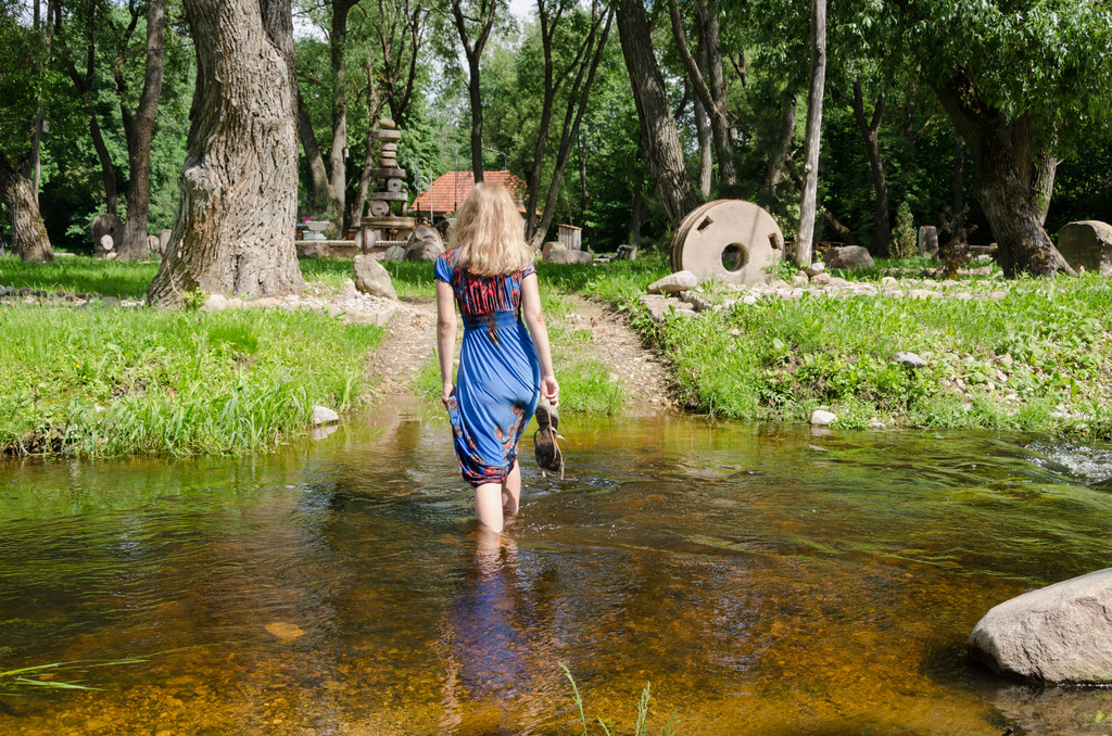 女人去一步一步滔滔水 女人去一步一步滔滔水