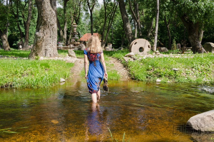 女人去一步一步滔滔水
