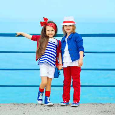 時尚孩子在海面上休息