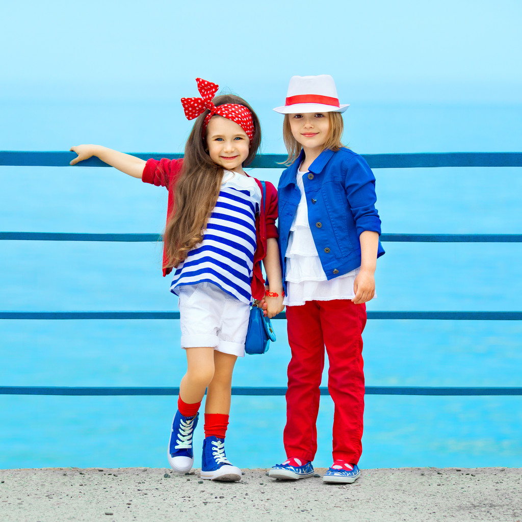 时尚孩子在海面上休息