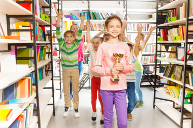 女孩拿著金杯圖片