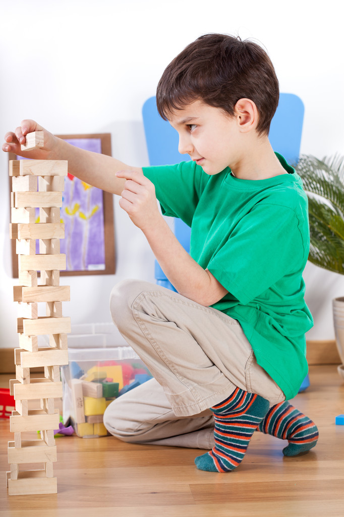 小男孩玩玩具 小男孩玩玩具