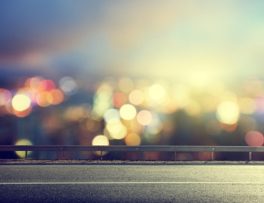 瀝青路面和模糊的現(xiàn)代城市圖片