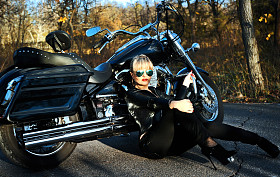 年轻美丽的女子，在一辆自行车