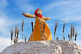 冬天的结尾。shrovetide。为燃烧的大娃娃