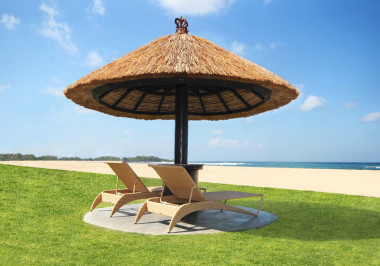 椅子和海灘上的遮陽傘圖片