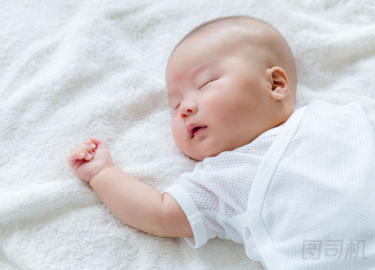 新出生的嬰兒的睡眠圖片