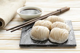 亚洲的蒸的肉饺子点心用酱油图片