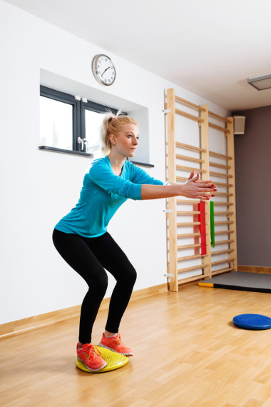 女子訓(xùn)練平衡照片