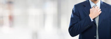 调整他的领带的商人图片