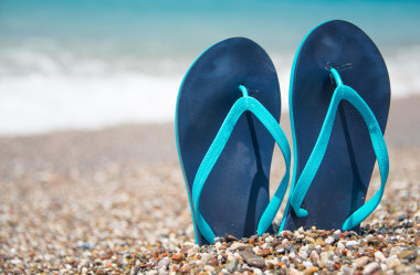 海灘上的藍(lán)色拖鞋