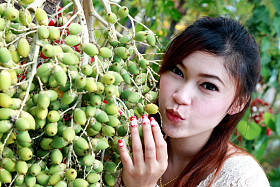 槟榔的亚洲女性照片