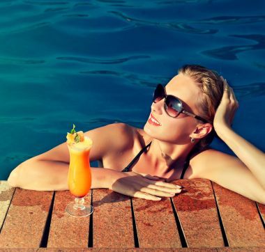 在游泳池邊休息的女孩