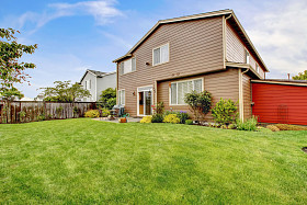 房子的外表。后院天井面积