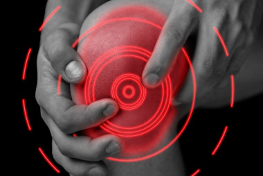 男性膝關(guān)節(jié)疼痛區(qū)域的紅顏色中的痛苦