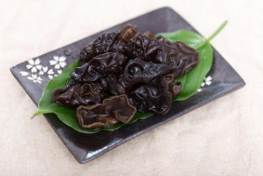 鲜冻耳朵放在碗