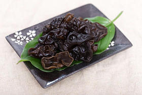 鲜冻耳朵放在碗