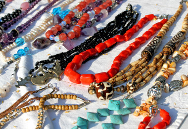 與其他首飾在古董店里出售的紅色項(xiàng)鏈